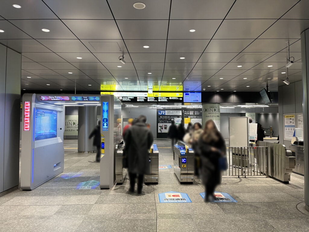 JR大阪駅西口からうめきた地下口へのアクセス:JR大阪駅 うめきた地下口改札付近の写真。左手に顔認証改札、右手に普通の改札あり