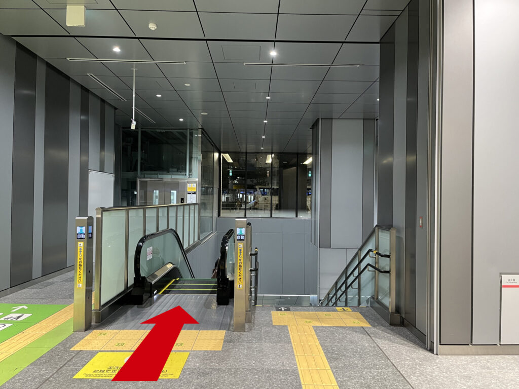 JR大阪駅西口からうめきた地下口へのアクセス:下りエスカレーター。エスカレーターを下る矢印