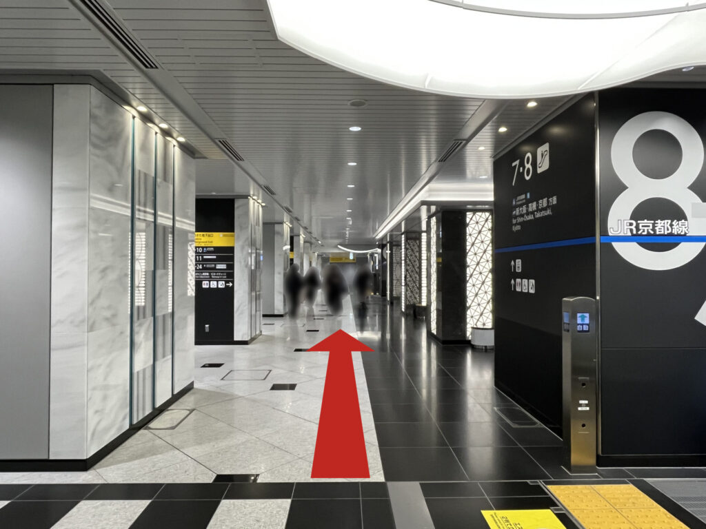 JR大阪駅西口からうめきた地下口へのアクセス:8番乗り場の柱を右手に、さきほどの通路を直進する矢印
