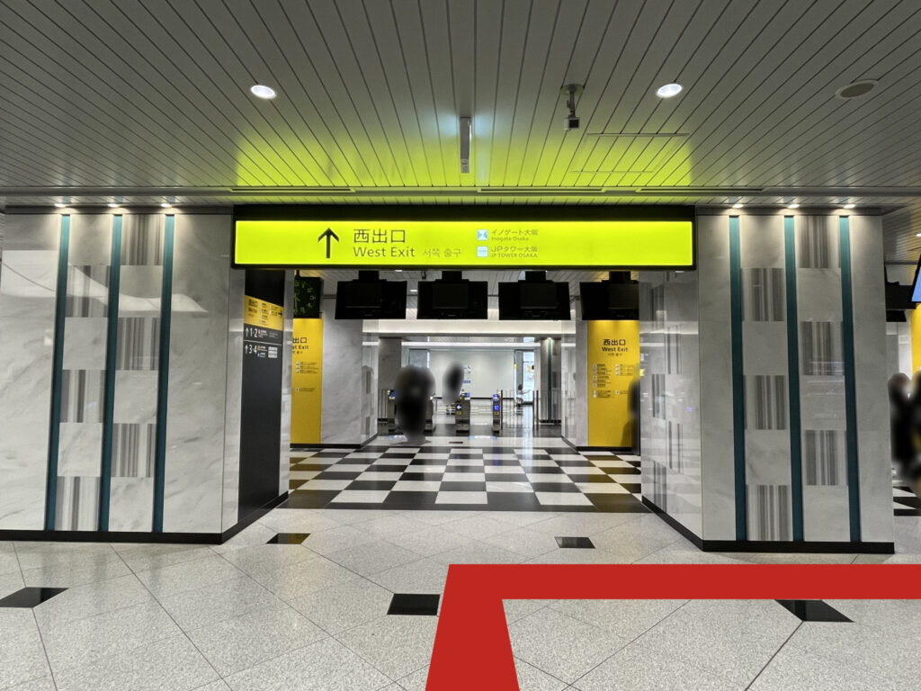 JR大阪駅西口からうめきた地下口へのアクセス:正面に「西出口」「イノゲート大阪」「JPタワー大阪」と書かれた看板あり。両脇に大きな四角い柱 右に曲がる矢印