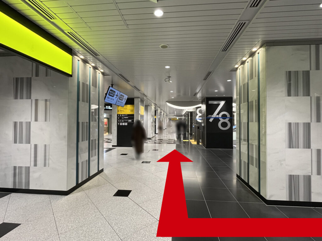 JR大阪駅西口からうめきた地下口へのアクセス:アングルが変わり、左手に先ほどの「西出口」看板、向かって右折したあとの矢印 正面に7、8番乗り場の案内柱がある