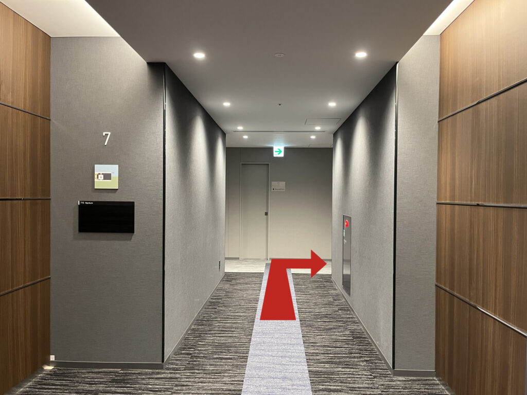 Signature グラングリーン ゲートタワーへのアクセス:7Fのエレベーターホールに着いたあとの写真。薄いグレーの床のラインに沿って進み、右に曲がる矢印
