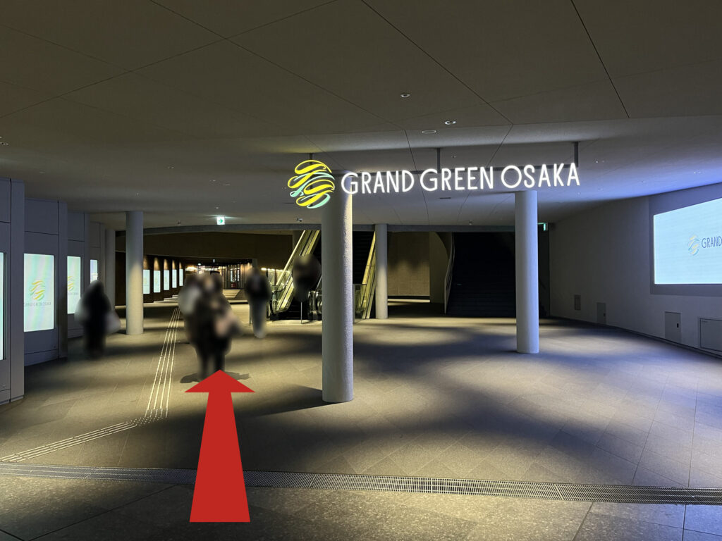 Signature グラングリーン ゲートタワーへのアクセス:グラングリーン大阪の看板下をまっすぐに矢印が伸びている