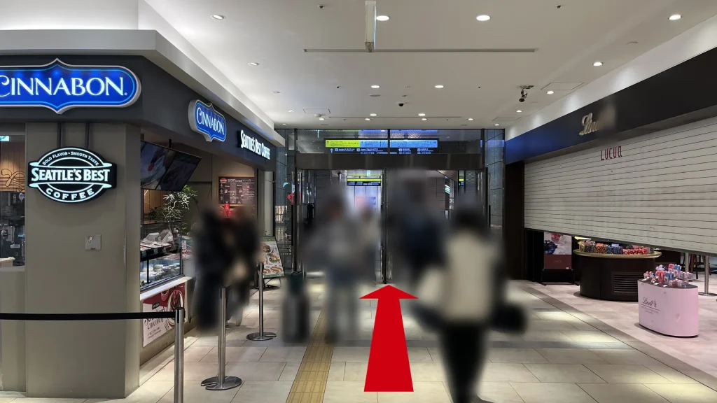 Signature グラングリーン ゲートタワーへのアクセス方法:「CINNABON」と「Lindt」が左右にあるルクア地下道出口付近。