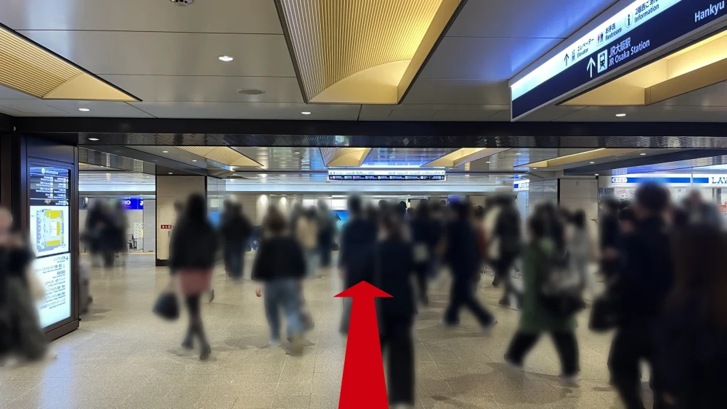 Alt:Signatureグラングリーンゲートタワーへのアクセス方法:阪急大阪梅田駅の2F中央改札外、右手にLAWSON、前方に1Fへ下りる階段とエスカレーター、右上にJR大阪駅方面を指す案内看板が見える様子。