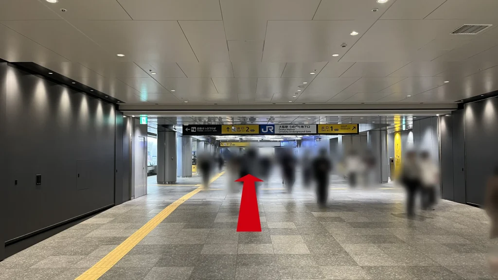 Signature グラングリーン ゲートタワーへのアクセス方法:「JR大阪駅うめきた地下口」の改札付近。天井の案内板には右前方が「出口1」、左前方が「出口2」であることが示されている。