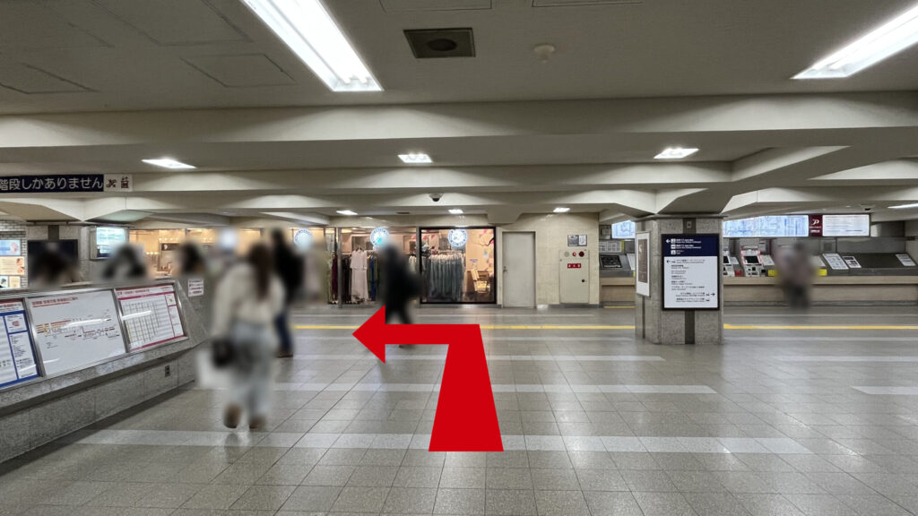 JAM BASEへのアクセス：阪急大阪梅田駅茶屋町口を右側の改札から出た図　向かいに貸衣装屋さんとその隣に券売機が見える