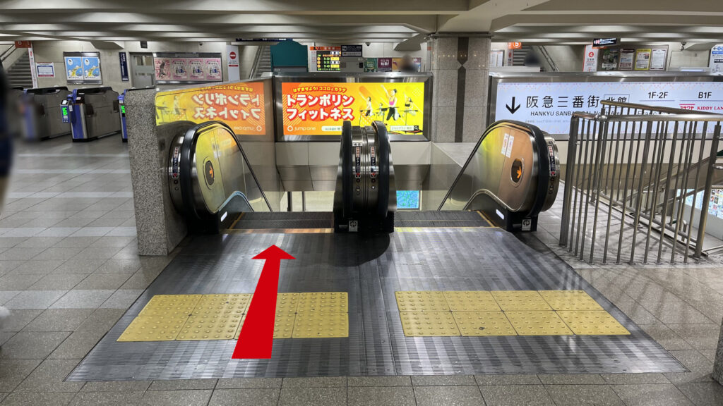 JAM BASEへのアクセス方法：エスカレーターを降りて右手に進む通路