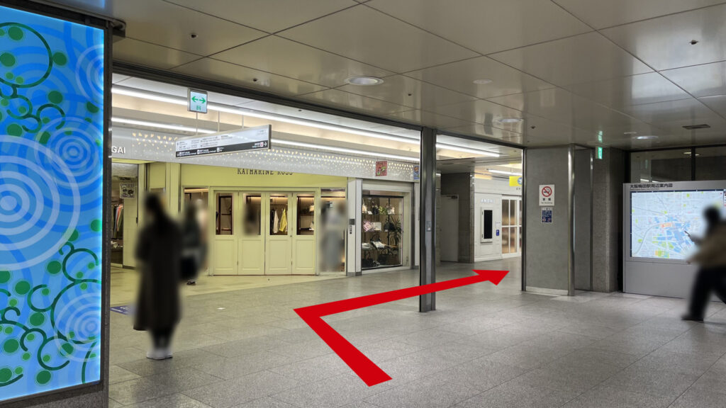 H¹O梅田茶屋町へのアクセス:エスカレーターを降りて右手に進む通路