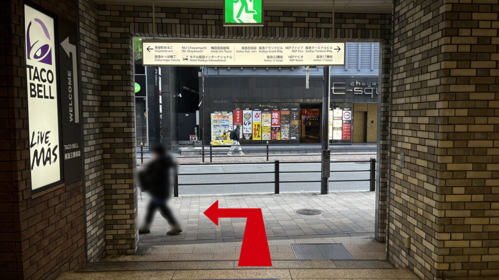 H¹O梅田茶屋町へのアクセス:タコベル横の出口を左に出て直進する様子 正面は屋外で歩道と自動車道路が見える