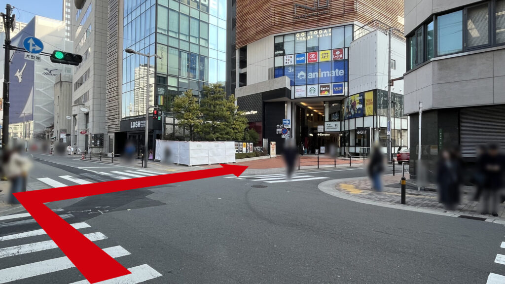 H¹O梅田茶屋町へのアクセス:交差点の図 斜め右方向にNU茶屋町が見える