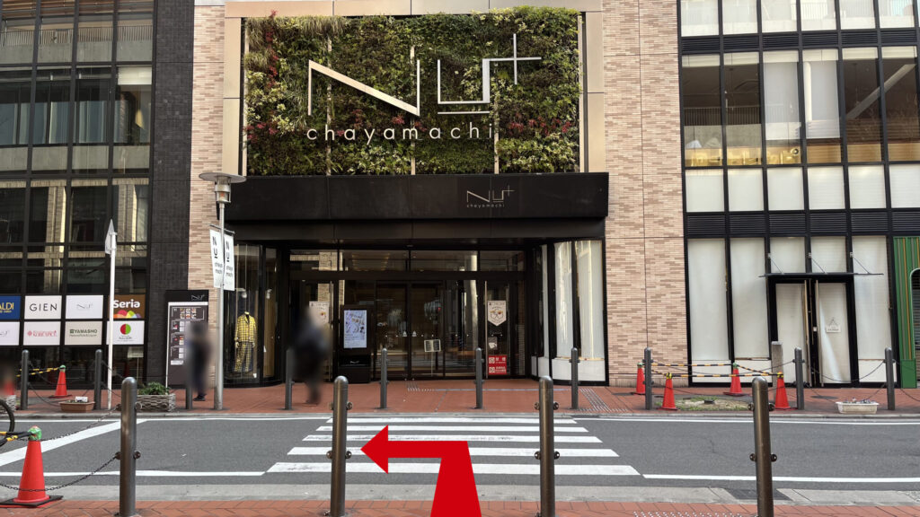 H¹O梅田茶屋町へのアクセス:NU茶屋町の通路を通り抜け、NU茶屋町+に向かって左手に曲がる図