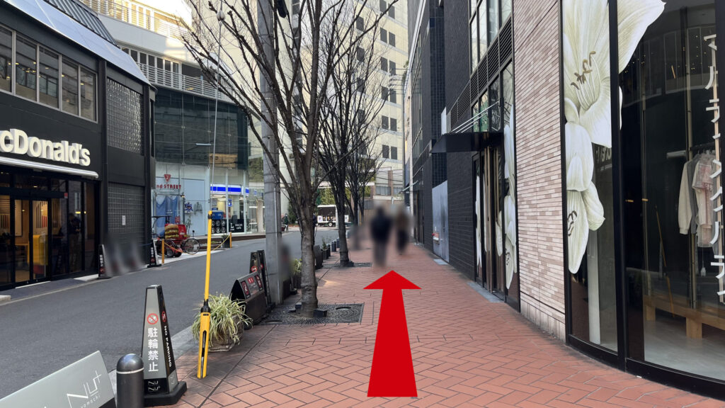 H¹O梅田茶屋町へのアクセス:角のマクドナルドを左にして進む様子 右手にNU茶屋町の建物がある