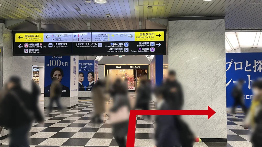 リージャス阪急ターミナルビルビジネスセンターへのアクセス方法:JR大阪梅田駅御堂筋口改札を出た図 上に案内板があり、目的地方面である「御堂筋南口」は右を指している