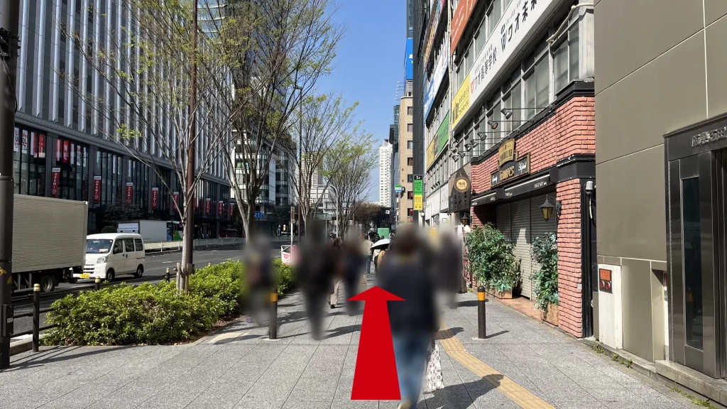 JAM BASEへのアクセス方法：左側にリンクス梅田、右側にお店が並んでいる歩道の様子