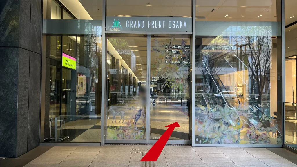 JAM BASEへのアクセス方法：「GRAND FRONT OSAKA」と書かれたエントランスの様子。