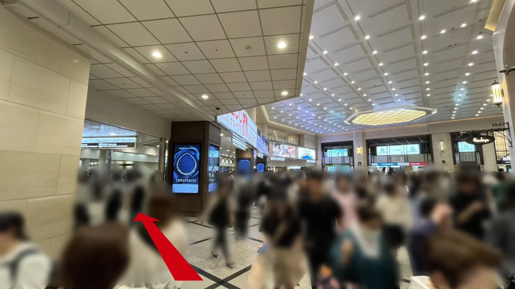 リージャス阪急ターミナルビルビジネスセンターへのアクセス方法:阪急梅田店前コンコース付近の写真。右側に阪急梅田店正面入口、前方右手に阪急32番街、左側にムービングウォークが見える