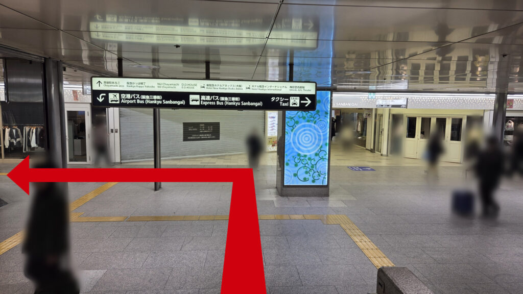 JAM BASEへのアクセス：改札からエスカレーターで1Fに下りた図　向かいに阪急三番街が見える