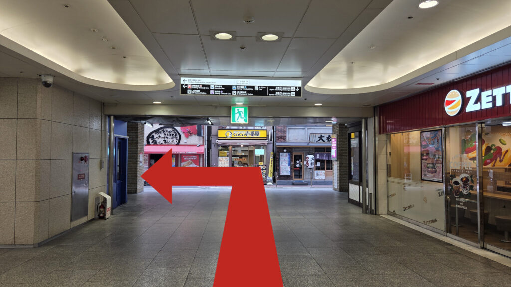 JAM BASEへのアクセス：右にゼッテリア、向かいにCoCo壱がある駅舎の1F通路