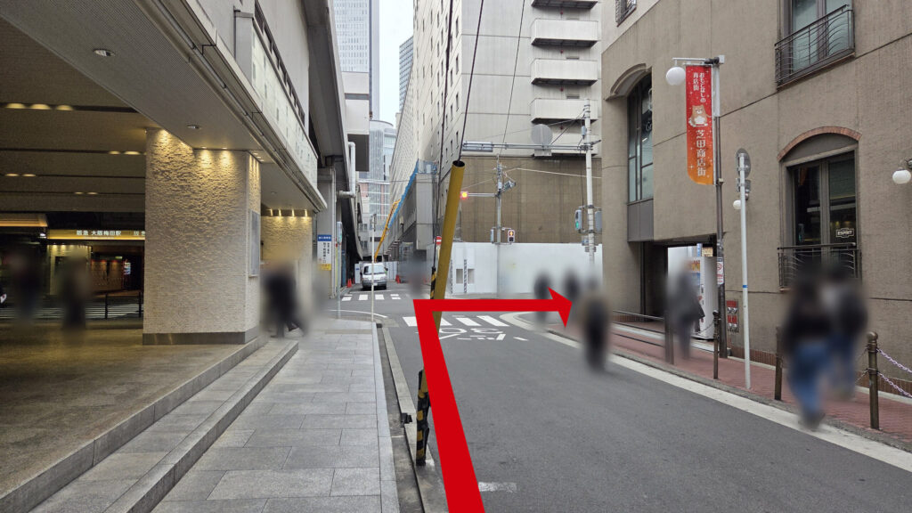 JAM BASEへのアクセス：阪急電車の駅直結の建物とその向かいの建物との間の図　向こう岸に新阪急ホテルが見える