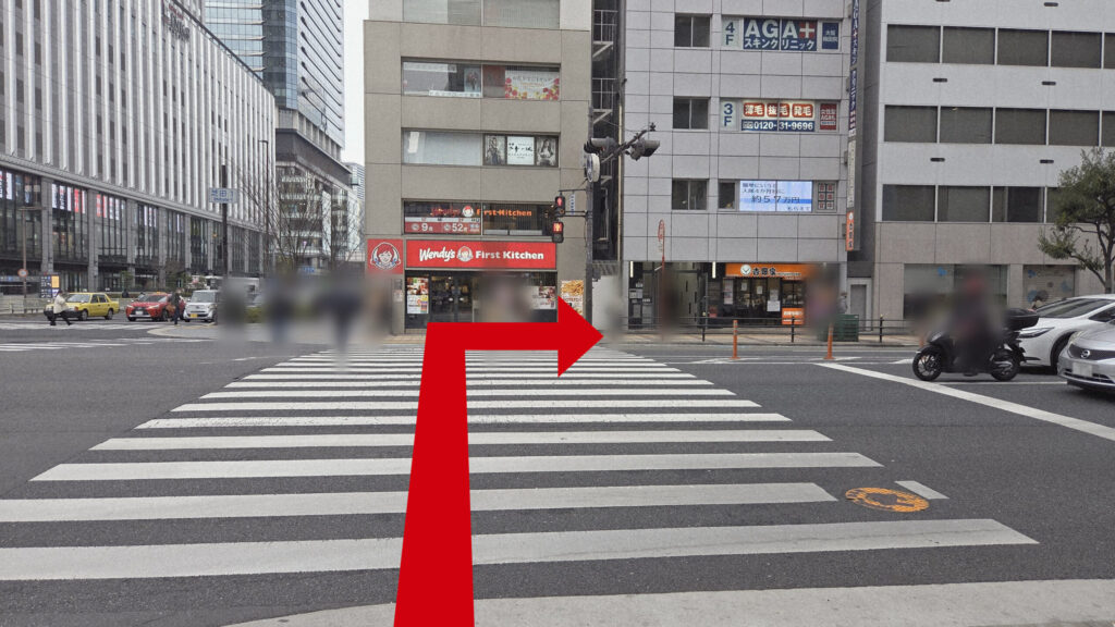 オープンオフィス西阪急梅田へのアクセス:芝田町の交差点へ向かった図 対岸にウェンディーズ&ファーストキッチンと吉野家、その左対岸にリンクス梅田が写っている