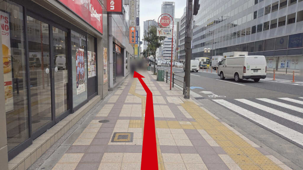 オープンオフィス西阪急梅田へのアクセス:芝田町の信号を渡って右に向いた図 左側にウェンディーズ&ファーストキッチン、吉野家などが並んでおり、右に道路がある