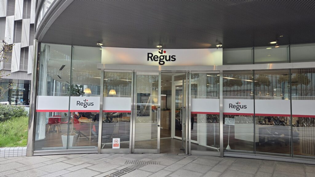 リージャス梅田スクエアビジネスセンターへのアクセス方法：ビル1Fの「Regus 梅田スクエアビジネスセンター」入り口の様子
