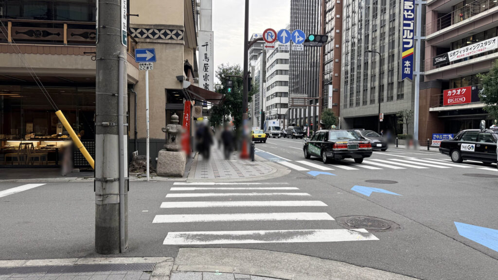 H¹O 本町へのアクセス:千鳥屋宗家前にある横断歩道