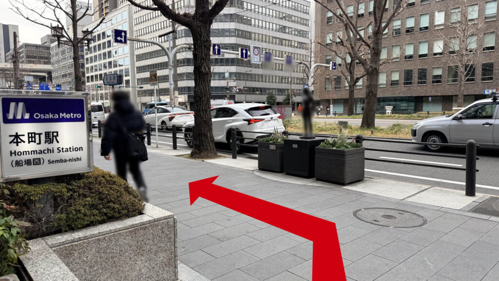 H¹O本町へのアクセス:Osaka Metro本町駅3番出口を出た歩道の様子