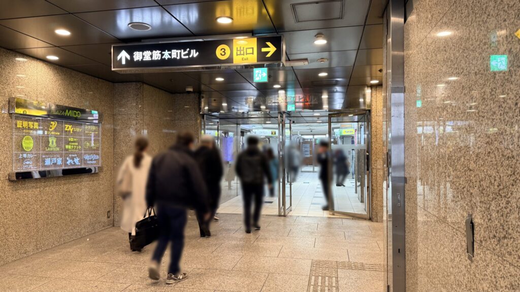 H¹O本町へのアクセス:Osaka Metro本町駅3番出口案内看板の様子