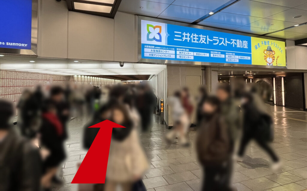 リージャス梅田阪急グランドビルビジネスセンターへのアクセス方法：阪急17番街の看板がある入口付近から、長い動く歩道が設置された屋内通路を奥へ進む様子。
