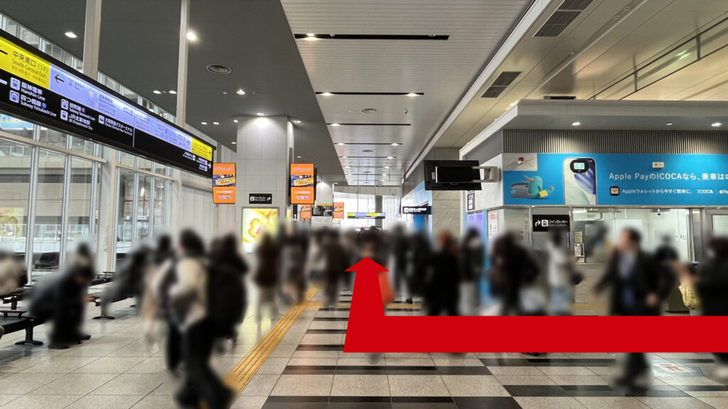 Compass Offices イノゲート大阪へのアクセス:JR大阪駅 3F連絡橋口改札を出て右側の通路を進む様子 正面に案内板とガラス張りの窓がある