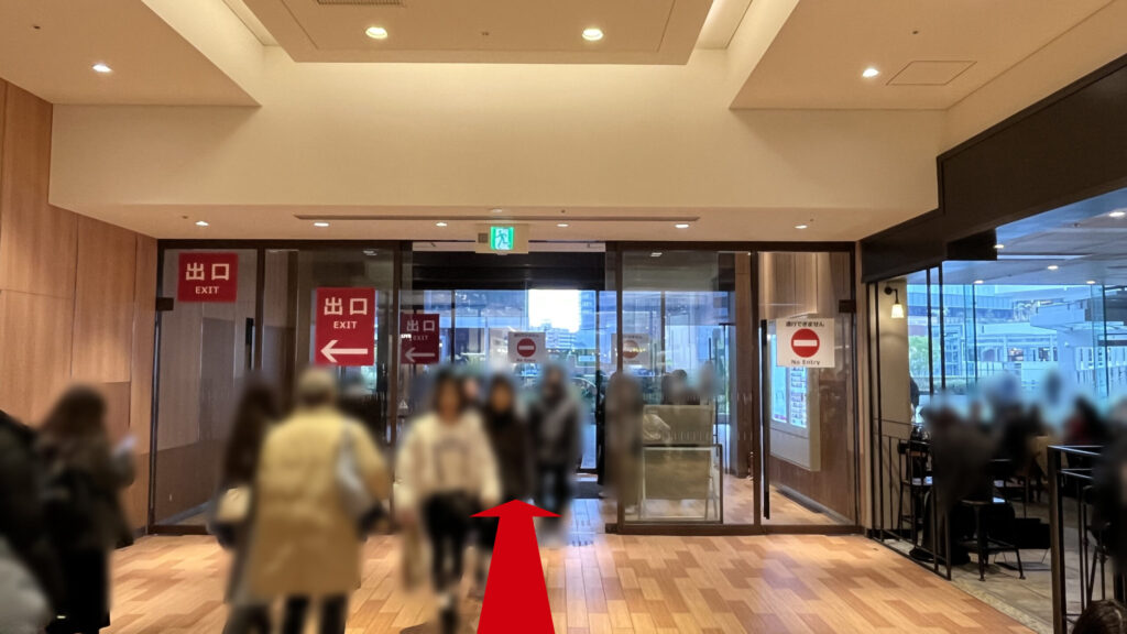 Compass Offices イノゲート大阪へのアクセス方法:ルクアイーレの2Fを突っ切った図 右手にスターバックスがある 正面に自動扉があり、イノゲート大阪方面に抜ける