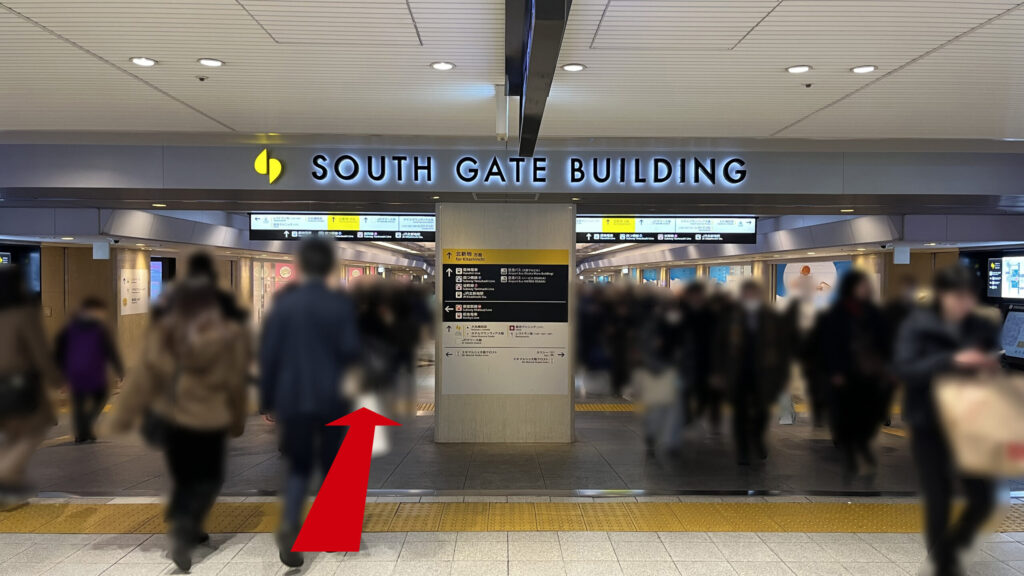 ZXY梅田への行き方：頭上には「SOUTH GATE BUILDING」と書かれた大きな看板があり、その下左右にある地下の通路を直進する様子