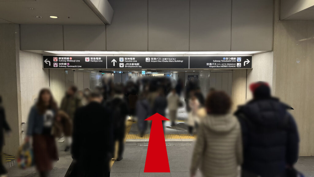 ZXY梅田への行き方：阪神電車やJR北新地駅のロゴが白字で記された黒い大型案内板が設置された通路の入り口