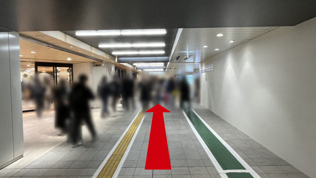 ZXY梅田への行き方：阪神百貨店を左にして地下通路を直進する様子