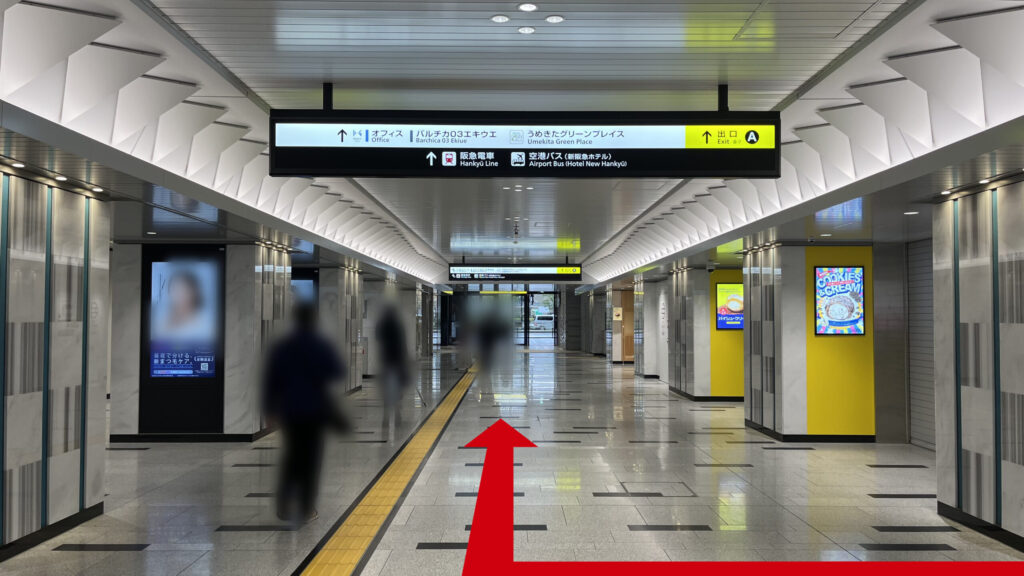 Compass Offices イノゲート大阪へのアクセス:西口改札を出て右に曲がった図 右手に「ビアードパパ」などの店が並んでいる 上の看板には「バルチカ03エキウエ」や「うめきたグリーンプレイス」、「出口A」などと書かれている