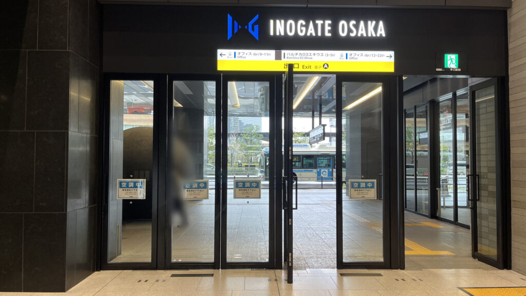 Compass Offices イノゲート大阪へのアクセス:出口A付近の様子 上に「イノゲート大阪」のロゴ、その下に案内板と出口Aの文字 下には扉がいくつか付いている