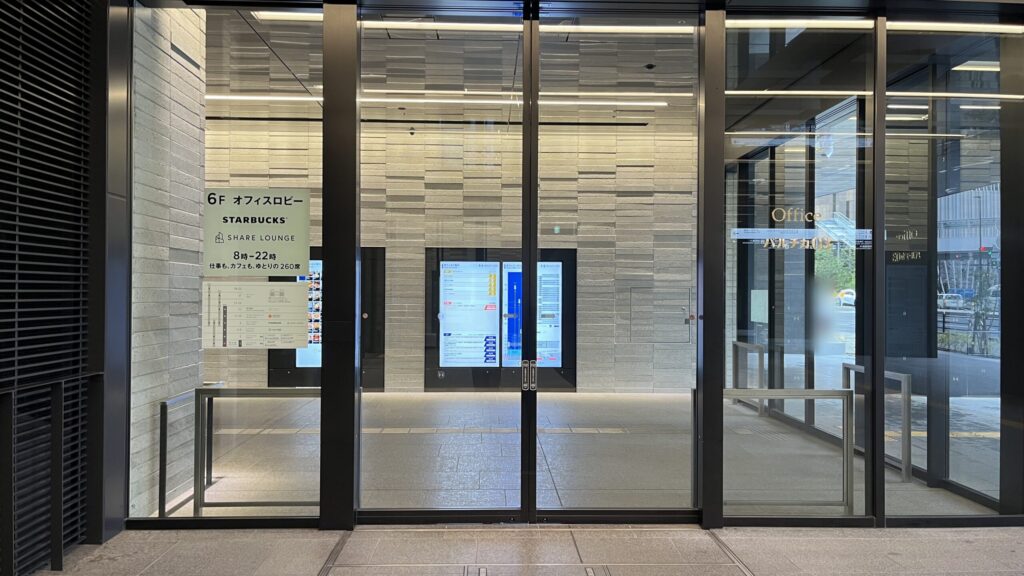 Compass Offices イノゲート大阪へのアクセス:扉を出て左に曲がった様子 オフィスエレベーターホールが写っている
