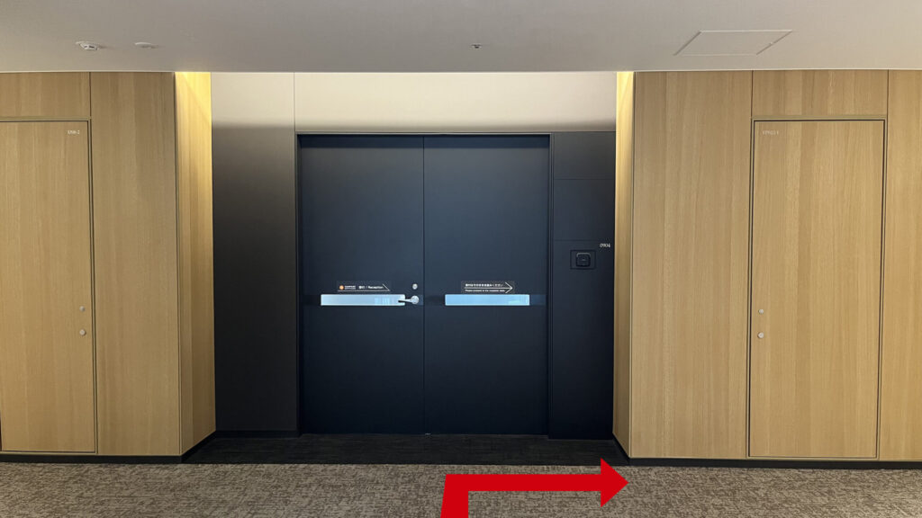 Compass Offices イノゲート大阪へのアクセス:9Fに上がってすぐの写真 右に「Compass Offices イノゲート大阪」があるという案内が貼られた扉がある