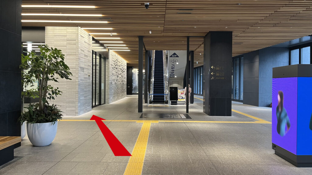 Compass Offices イノゲート大阪へのアクセス:イノゲート大阪 2Fエントランスを入って少し歩いた図 正面にはバルチカ03などに行くエスカレーター、左手にはオフィスエレベーターがある