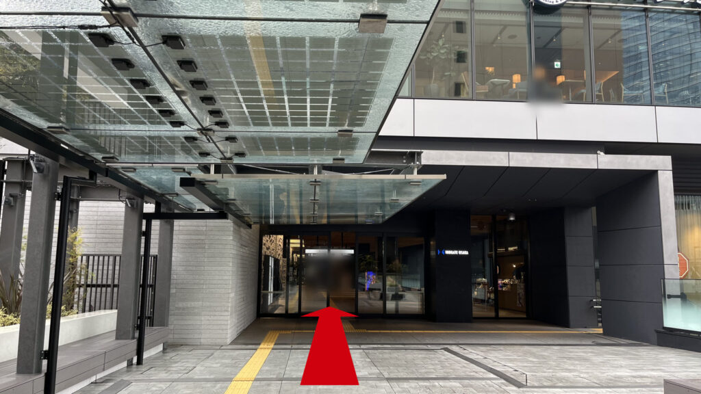 Compass Offices イノゲート大阪へのアクセス方法:イノゲート大阪2Fエントランス ガラス張りの屋根を進む