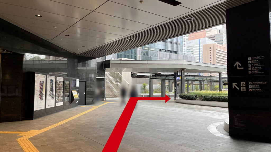 Compass Offices イノゲート大阪へのアクセス方法:「阪」のモニュメントの前を左手に少し進んだ図 イノゲート大阪への通路が正面に見える 左手にオフィスビルへのエレベーターとその横にルクア横3Fへ繋がる階段がある