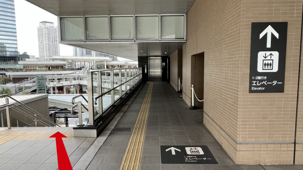 Compass Offices イノゲート大阪へのアクセス:1・2階行きエレベーターと書かれたエレベーターへ通じる通路と、その左には下りの階段がある