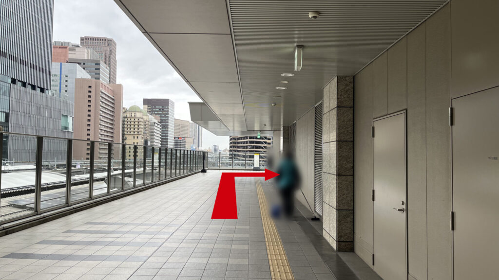 Compass Offices イノゲート大阪へのアクセス:右側に半分屋根のある通路を直進 左手にはガラス張りの柵とビル群が見える