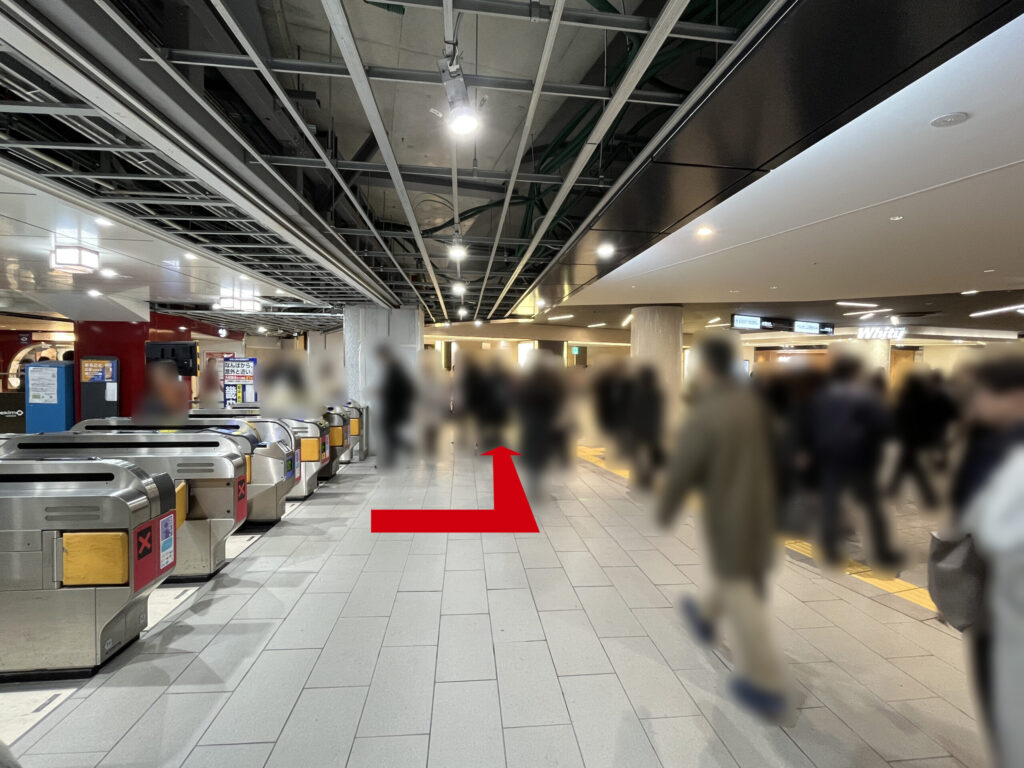 リージャス大阪梅田ツインタワーズ・ノースビジネスセンターへのアクセス:御堂筋線梅田駅南改札付近 右手にWhity梅田、左手に阪急百貨店梅田店への連絡通路が見える