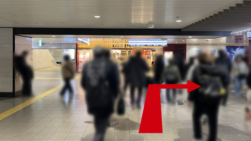 JAM BASEへのアクセス：阪急大阪梅田駅2F中央改札を出て2F通路を直進した図　正面には「天ぷらまきの」が、正面左手に下り階段があるが右に曲がる