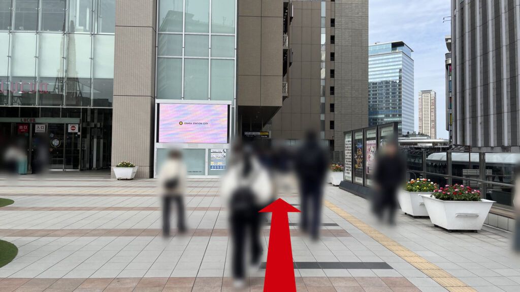 JAM BASEへのアクセス：JR大阪方面行きの通路をそのまま進んだ図　屋根のないエリア　左手にルクア大阪2F入口、右手にヨドバシ梅田とヨドバシ梅田への連絡通路が見える