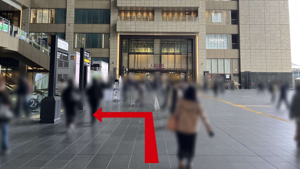 Compass Offices イノゲート大阪へのアクセス:アトリウム広場 正面にルクアイーレ、左手にエスカレーター群があり左に曲がる