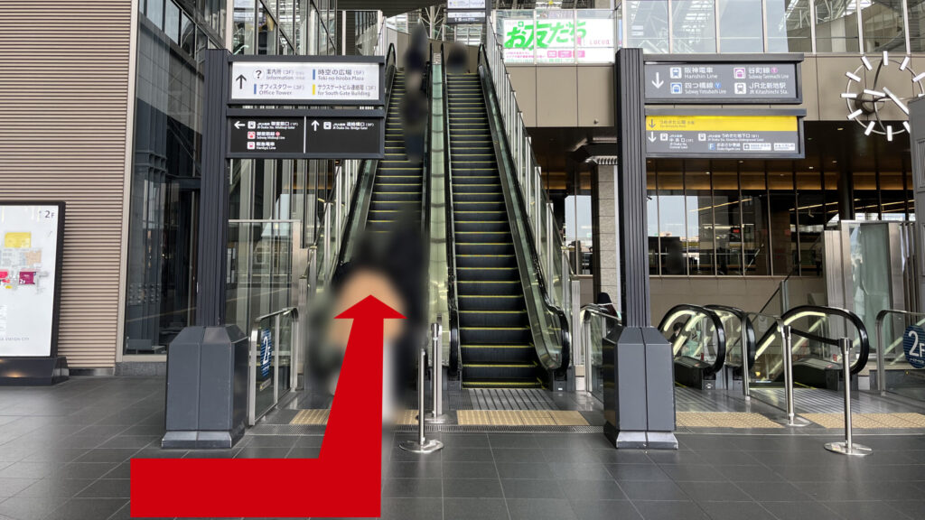 Compass Offices イノゲート大阪へのアクセス:左に曲がり、上りエスカレータに乗る図